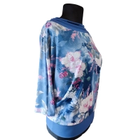 Niebieska bluzka kimono z marszczonym dekoltem - wzór w kwiaty